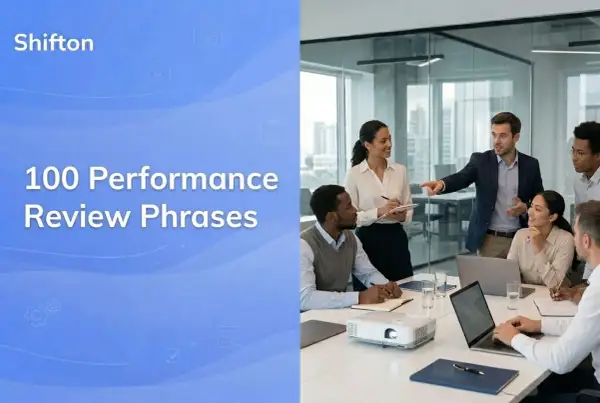 Team in riunione discute, mentre sullo sfondo si legge "100 Performance Review Phrases", utile per le frasi valutazione personale.