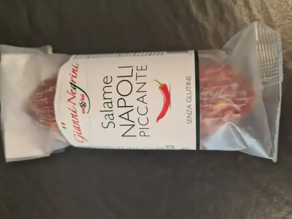 En förpackning med Gianni Negrini Salame Napoli Piccante, en kryddig salami med en chili-symbol.