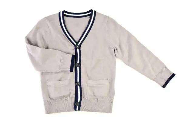Gilet homme sport chic gris, avec bordures bleues et blanches, poches plaquées et boutons noirs. Parfait pour un look décontracté et élégant.