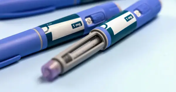 Dwa niebieskie peny z zielonymi etykietami z napisem "1 mg" i widocznym wkładem.