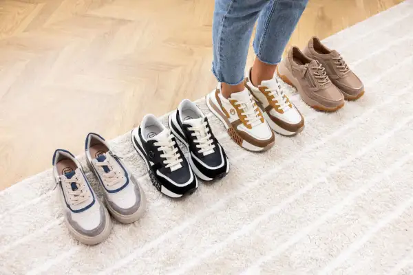 Wybierasz jakie buty do klubu? Zobacz stylowe sneakersy w różnych kolorach: białe, czarne, beżowe i szare.