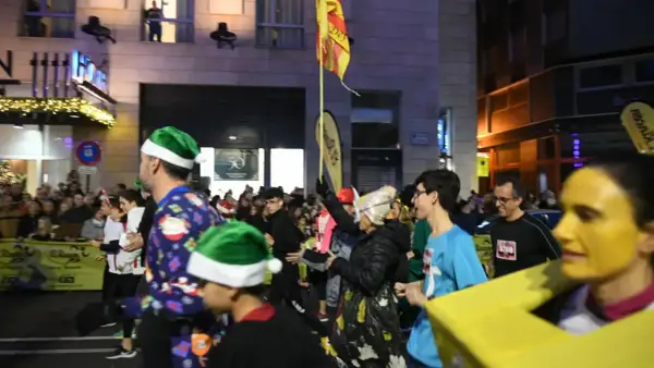 Participantes con gorros navideños y disfraces corren en el recorrido San Silvestre Zaragoza.