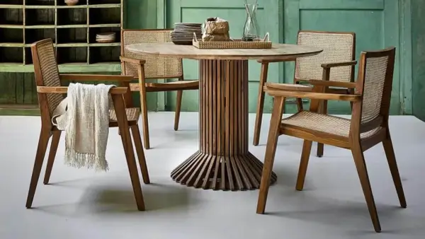 Mesa y sillas de madera con asientos de ratán. La teca y el ébano son ejemplos de maderas nobles usadas en mobiliario.