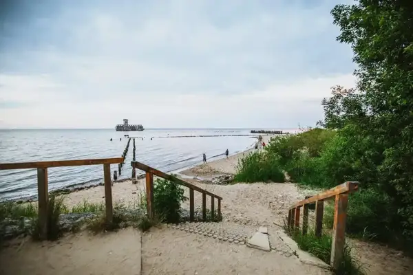 Piękne domki kempingowe nad morzem, z widokiem na morze i falochrony.