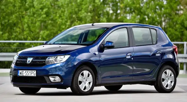 Błękitny Dacia Sandero na tle zieleni. Sprawdź dacia sandero dane techniczne tego praktycznego auta.