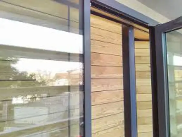 Fenêtre moderne avec bardage bois. Idéal pour **créer un volet intérieur** esthétique et fonctionnel.