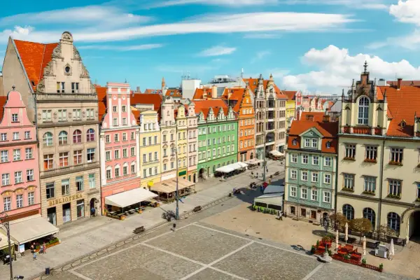 Kolorowe kamienice na Rynku we Wrocławiu, często uznawanym za najcieplejsze miasto w Polsce, tworzą malowniczy widok.