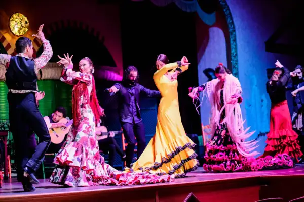 Artistas de flamenco cautivan en Japón con vibrantes trajes y apasionada danza.