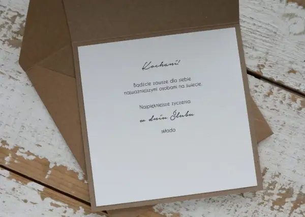 Elegancka kartka z życzeniami na ślub. Idealna, by dołączyć do koperty z pieniędzmi. "Kochani! Bądźcie zawsze dla siebie najważniejszymi osobami na świecie. Najpiękniejsze życzenia w dniu ślubu składa...