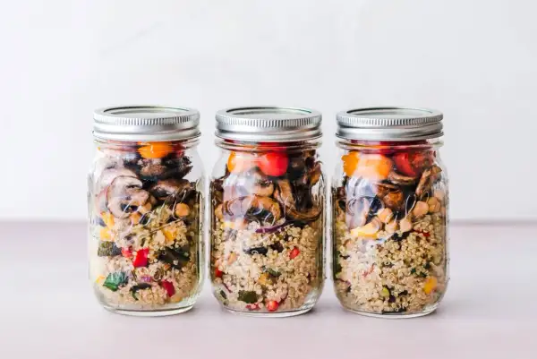 Słoiki z komosą ryżową i warzywami, idealne do lunchboxów. Inspiracja na zdrowe komosa ryżowa przepisy.