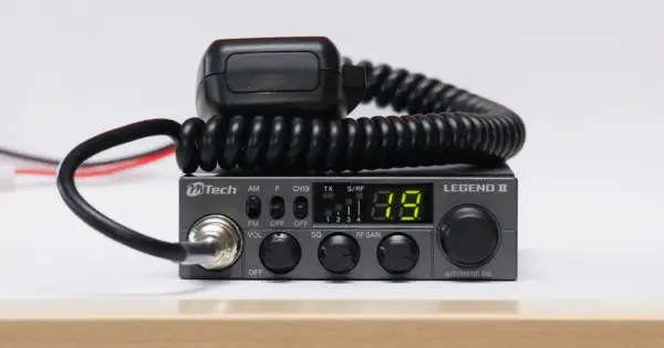 Szary radiotelefon CB MTech Legend II z mikrofonem na skręconym kablu.