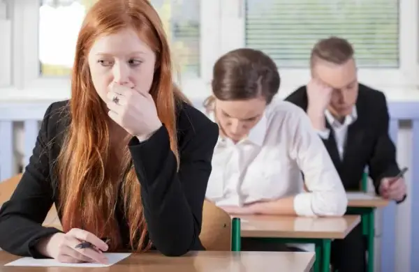 Co grozi za ściąganie na maturze? Surowe konsekwencje dla zdających