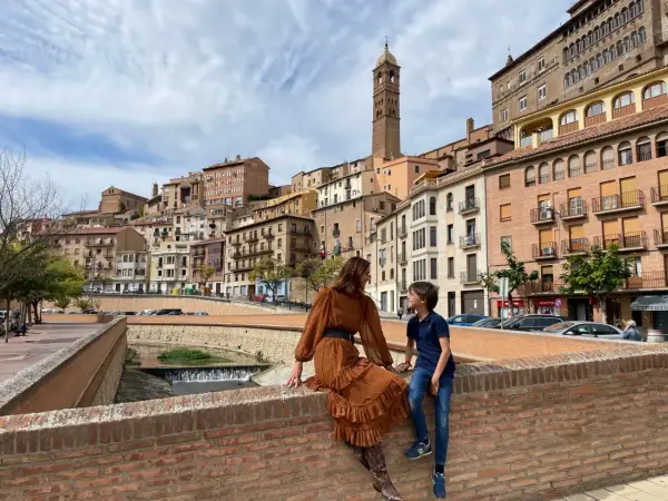 Madre e hijo disfrutan de las vistas de Tarazona, con su imponente torre mudéjar. ¡Mucho que ver en Tarazona!