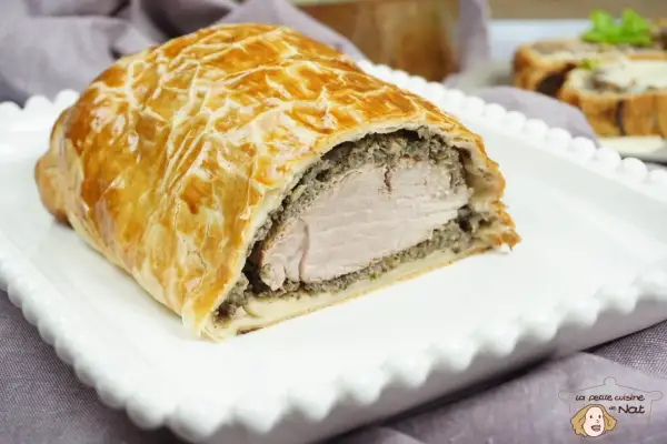Un délicieux filet mignon en croûte, doré et croustillant, prêt à être dégusté.
