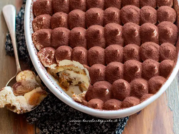 Tiramisù fatto in casa, una deliziosa ricetta con savoiardi, crema e cacao. Perfetto per ogni occasione.
