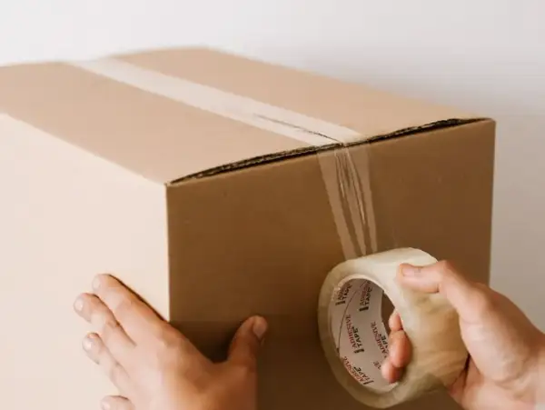 Jak zapakować paczkę poczta, aby uniknąć uszkodzeń i kosztów?