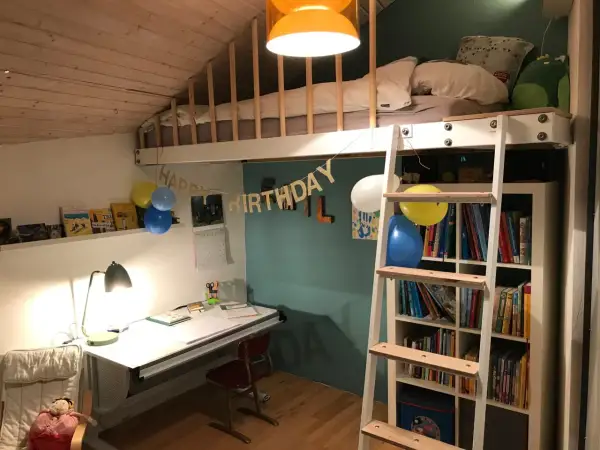 Ein **Hochbett mit Schreibtisch selber bauen** ist hier perfekt umgesetzt. Ein gemütliches Bett über einem Arbeitsplatz mit Bücherregal.