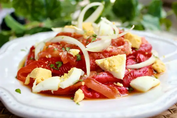 Zorongollo extremeño: pimientos asados, tomate, cebolla y huevo duro, un plato fresco y lleno de sabor.