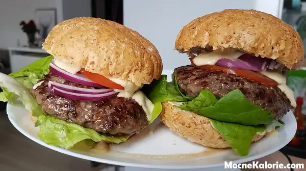 Burger z frytkami: Ile kalorii? Poznaj fakty i triki