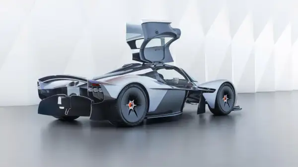Aston Martin Valkyrie z otwartymi drzwiami, prezentujący futurystyczny design i aerodynamiczne linie.