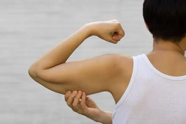 Braccio con pelle flaccida, segno di perdita tono muscolare cause.
