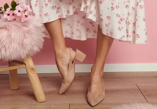 Buty do spodni w kwiaty: stylizacje na każdą okazję. Wybierz idealne!