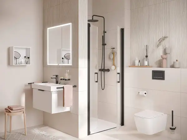 Modernes kleines Bad mit Dusche, Hänge-WC und Waschtisch. Tolle kleines Bad Ideen für minimalistisches Design.