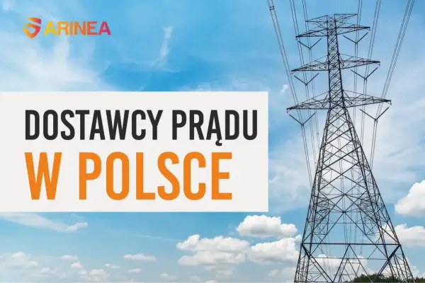 Wysokie słupy energetyczne i napis "DOSTAWCY PRĄDU W POLSCE" na tle błękitnego nieba z chmurami.