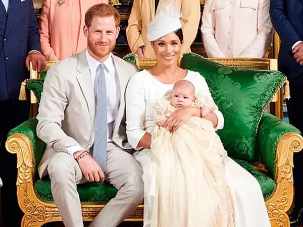 Meghan Markle y el Príncipe Harry posan con su bebé, uno de sus hijos, en un evento familiar.