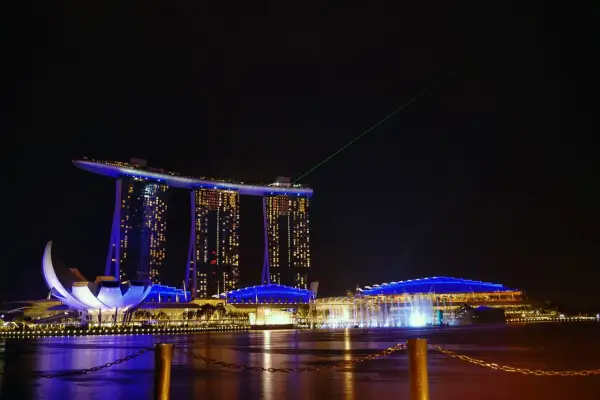 Nocny pokaz świateł w Singapurze. Marina Bay Sands lśni w blasku neonów, a fontanny tańczą w rytm muzyki. Obowiązkowy punkt na liście "Singapur co zobaczyć".