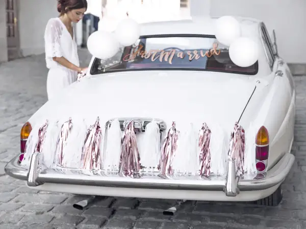 Jak udekorować auto na ślub? Trendy, koszty, DIY i błędy do uniknięcia