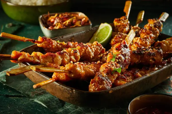 Saftige Hähnchenspieße mit Sesam und Limette, perfekt für Ihre nächsten Grill Rezepte.