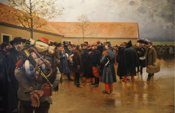 Un soldat français de 1870, chargé d'instruments de musique, attend avec d'autres militaires et civils dans une cour boueuse.
