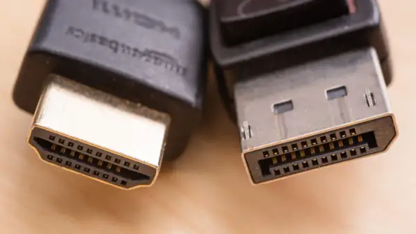 Zbliżenie na wtyczki HDMI i DisplayPort, pokazujące różnice w ich budowie.