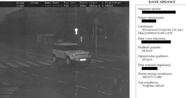 Zdjęcie z fotoradaru: biały Land Rover Defender przekracza limit prędkości 50 km/h (jedzie 66 km/h). To może pomóc zrozumieć, po jakim czasie przychodzi mandat z fotoradaru.