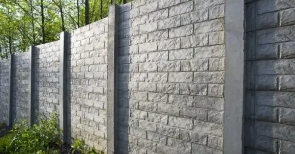 Czym pomalować podmurówkę ogrodzenia, aby była trwała i odporna?
