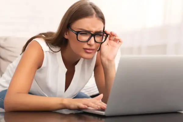 Czy monitor psuje wzrok? Dowiedz się, jak uniknąć problemów z oczami
