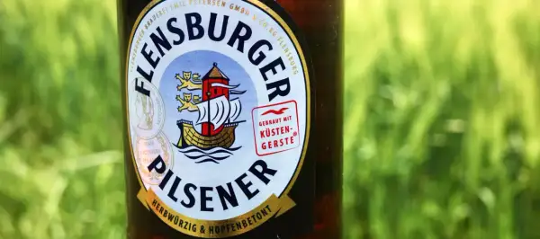 Flensburger Pilsener mit Küstengerste. Dieses Bier ist nicht glutenfrei, aber es schmeckt herrlich herbwürzig.