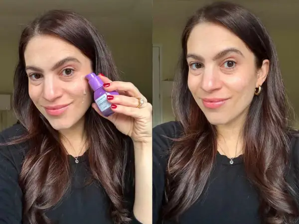 Mujer sonriente aplica sérum con retinol en sus labios para un brillo juvenil.