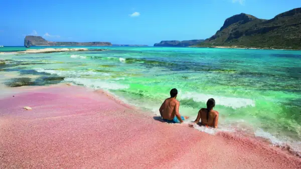 Różowa plaża na Krecie, idealna na rodzinne wakacje. Woda kusi turkusowym kolorem, a fale delikatnie obmywają brzeg. Kreta atrakcje dla dzieci czekają!