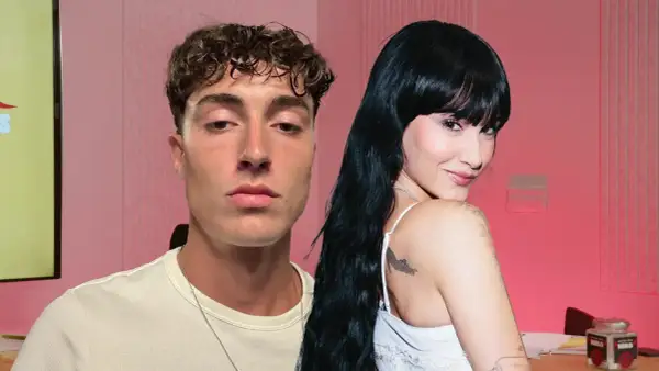 Plex y Aitana, dos jóvenes con miradas intensas, posan juntos en un estudio con fondo rosa.