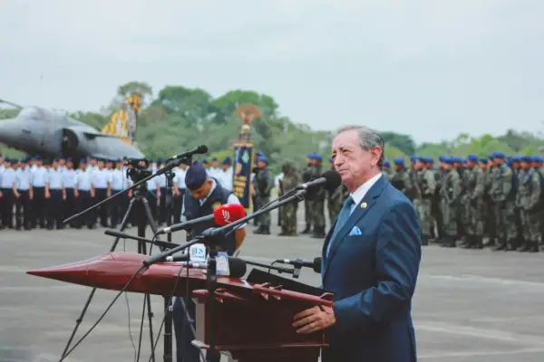 Elegancki garnitur i błękitna poszetka to idealny wybór, gdy zastanawiasz się, jak się ubrać na przysięgę wojskową.