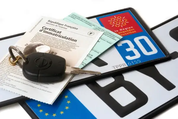 Clés de voiture, certificat d'immatriculation et plaques d'immatriculation françaises, symboles de la conduite de véhicules.