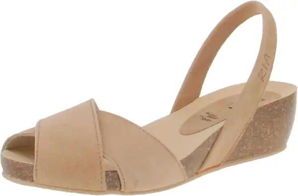 Sandalo RIA Menorca donna in camoscio beige, con zeppa in sughero e cinturino posteriore. Perfetto per un look estivo.
