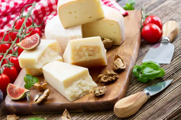 Serowe bloki, pomidorki, figi i orzechy. Szukasz, czym zastąpić parmezan? Oto inspiracja!