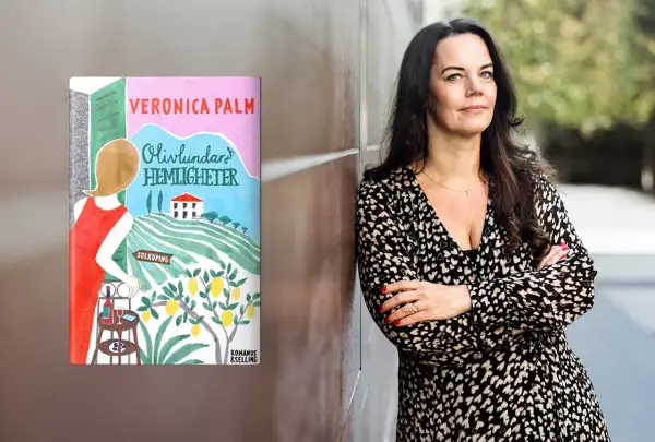 Veronica Palm, författare till "Olivlundars hemligheter", lutar sig mot en vägg.