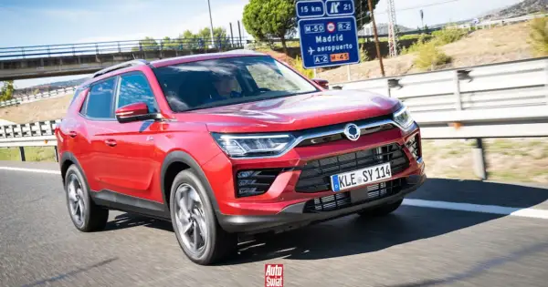Czerwony SsangYong Korando pędzi autostradą w kierunku Madrytu.