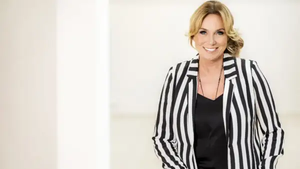 Ann Lundberg ler glatt i en randig kavaj.