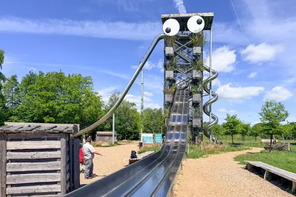 Wieża z wielkimi oczami w wow park Billund zaprasza na zjeżdżalnie.