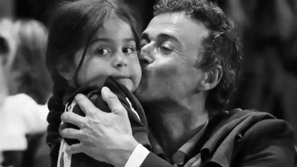 Luis Enrique całuje swoją córkę Xanę w czarno-białym zdjęciu.